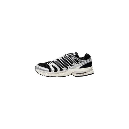 Adidas Baskets Originals Control 5 pour homme, noires, en matière synthétique, avec empeigne en mesh, trois bandes, semelle intermédiaire blanche et unité Air visible.
