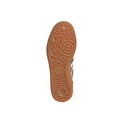 Semelle en caoutchouc beige texturée et logo adidas en relief près du talon des baskets adidas Originals Handball Spezial pour homme