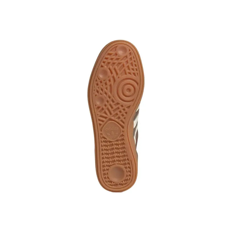 Semelle en caoutchouc beige texturée et logo adidas en relief près du talon des baskets adidas Originals Handball Spezial pour homme