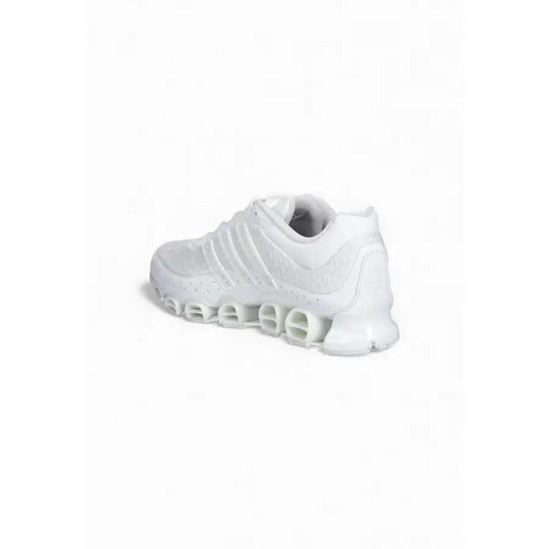 Adidas Baskets Originals Megaride blanches en matière synthétique pour homme, avec un design moderne et élégant et une semelle à coussin d'air distinctive.
