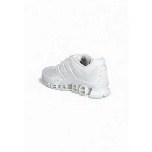 Adidas Baskets Originals Megaride blanches en matière synthétique pour homme, avec un design moderne et élégant et une semelle à coussin d'air distinctive.