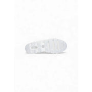 Adidas Baskets Originals Megaride pour homme, blanches en synthétique avec semelle en caoutchouc blanc, semelle extérieure à gros crampons texturés et découpe ovale au talon.