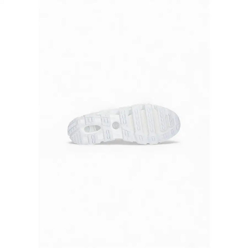 Adidas Baskets Originals Megaride pour homme, blanches en synthétique avec semelle en caoutchouc blanc, semelle extérieure à gros crampons texturés et découpe ovale au talon.