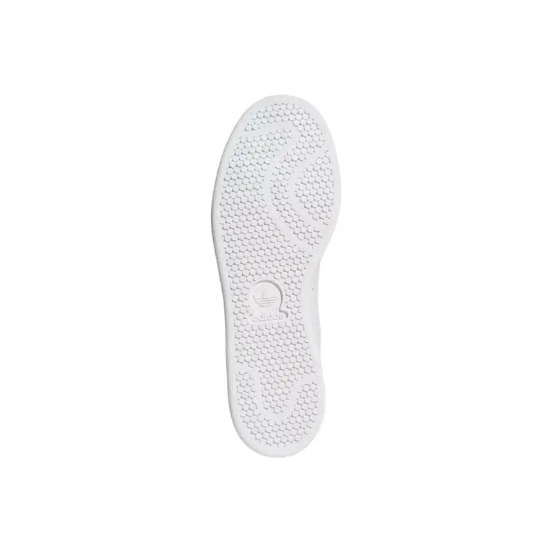 Semelle arrière des baskets blanches adidas Originals pour homme, en matière synthétique verte, avec motif nid d'abeille et logo trèfle en relief.