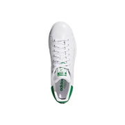 Adidas Baskets Stan Smith Originals pour homme, en cuir blanc, avec empiècements verts synthétiques sur le talon et l'étiquette de la languette.