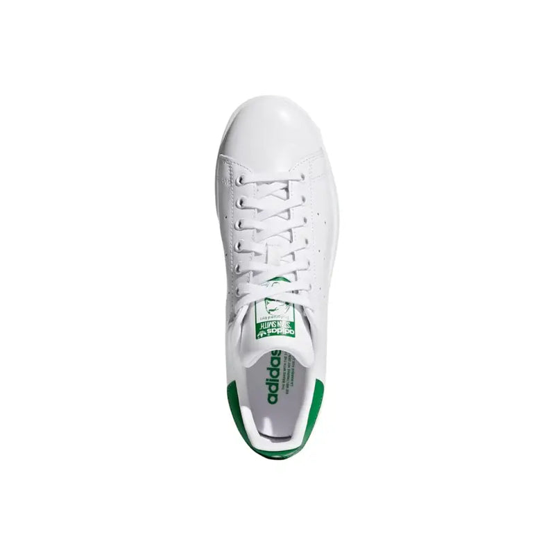 Adidas Baskets Stan Smith Originals pour homme, en cuir blanc, avec empiècements verts synthétiques sur le talon et l'étiquette de la languette.