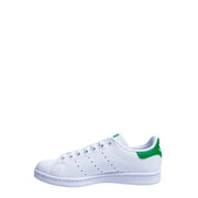 Baskets adidas Stan Smith en cuir blanc avec languette arrière en synthétique vert vif et logo vert assorti sur la languette.