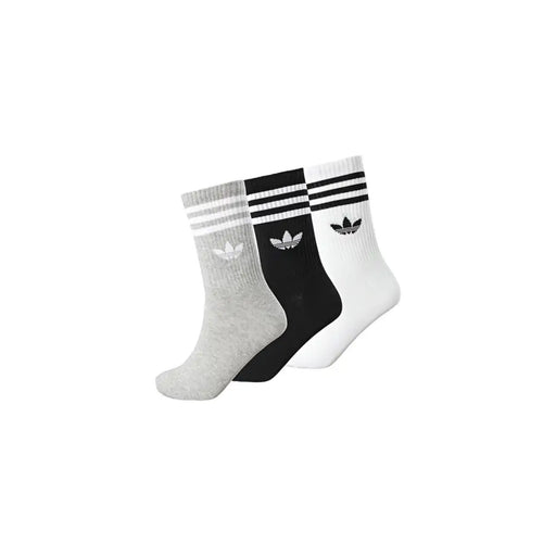 Trois paires de chaussettes adidas Originals pour homme, coloris gris chiné, noir et blanc, ornées des trois bandes classiques.