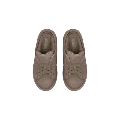 Baskets adidas Campus en daim beige avec lacets assortis et design classique à trois bandes, par adidas Originals. Pantoufles à plateforme en cuir marron pour femme.