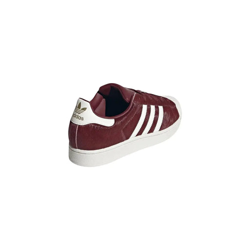 Adidas Baskets Originals pour femmes en cuir bordeaux, à enfiler, avec semelle en caoutchouc blanc et trois bandes.