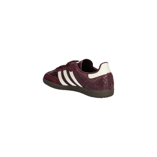 Adidas Baskets Originals pour femmes en cuir bordeaux, ornées d'un motif peau de serpent bordeaux et de trois bandes blanches.
