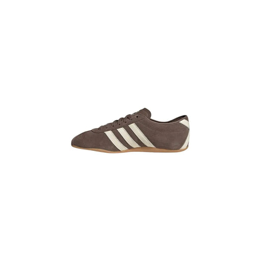 Adidas Baskets Originals pour femmes en daim marron, avec tige en daim marron, trois bandes blanches et semelle en caoutchouc beige.