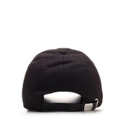 Vue arrière d'une casquette Alexander McQueen pour homme, en coton noir, style baseball, avec une sangle blanche ajustable et une boucle argentée.