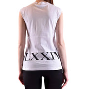 Vue de dos du débardeur blanc sans manches en coton Alexander McQueen pour femme top avec l'inscription LXXIV en noir sur le bas du dos