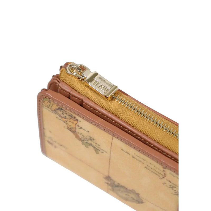 Portefeuille femme Alviero Martini Prima Classe en cuir beige, petit format, orné d'une carte vintage et d'une tirette de fermeture éclair dorée.