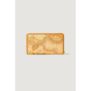 Portefeuille zippé en cuir fauve signé Alviero Martini, orné d'une carte du monde vintage aux tons sépia délavés et d'une fermeture éclair dorée.