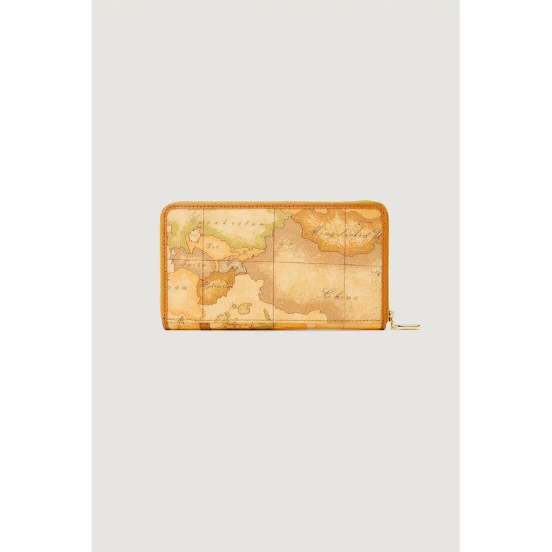 Portefeuille zippé en cuir fauve signé Alviero Martini, orné d'une carte du monde vintage aux tons sépia délavés et d'une fermeture éclair dorée.