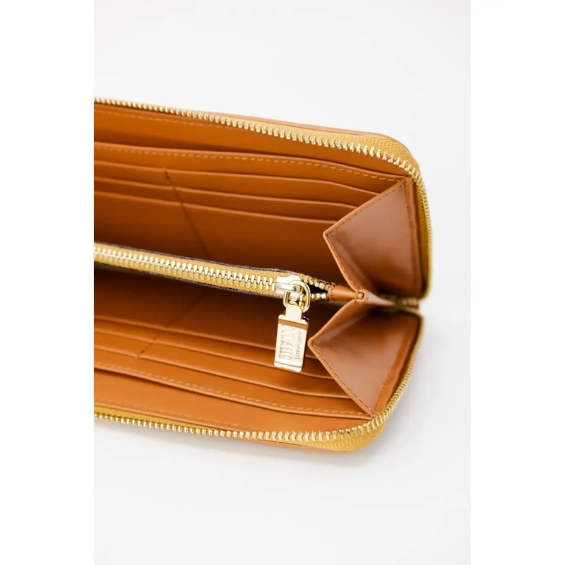 Portefeuille zippé en cuir beige Alviero Martini Prima Classe pour femme, couleur fauve, avec fermeture éclair dorée et tirette en cuir beige.