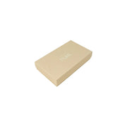 Coffret cadeau rectangulaire beige avec logo Clarins discret en feuille d'argent pour portefeuille en cuir blanc Alviero Martini Prima Classe