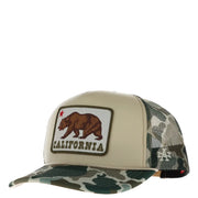 Casquette trucker beige et camouflage en polyester de la marque American Needle, ornée d'un écusson ours brun et de l'inscription « California ».