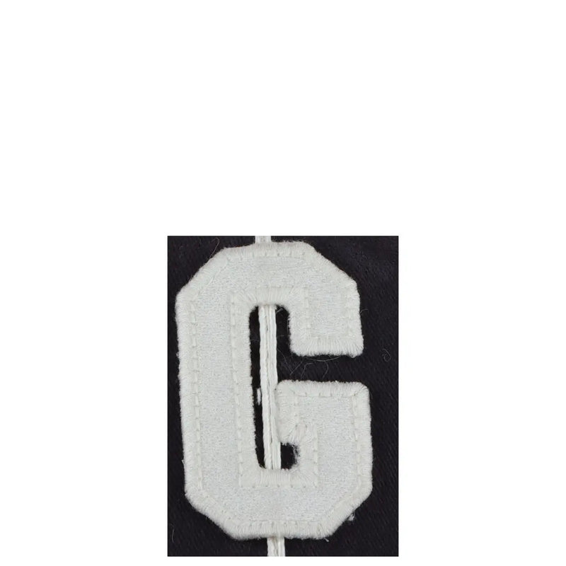 Écusson brodé blanc en forme de lettre G avec bord effiloché texturé sur casquette homme American Needle en coton imprimé bleu, taille unique