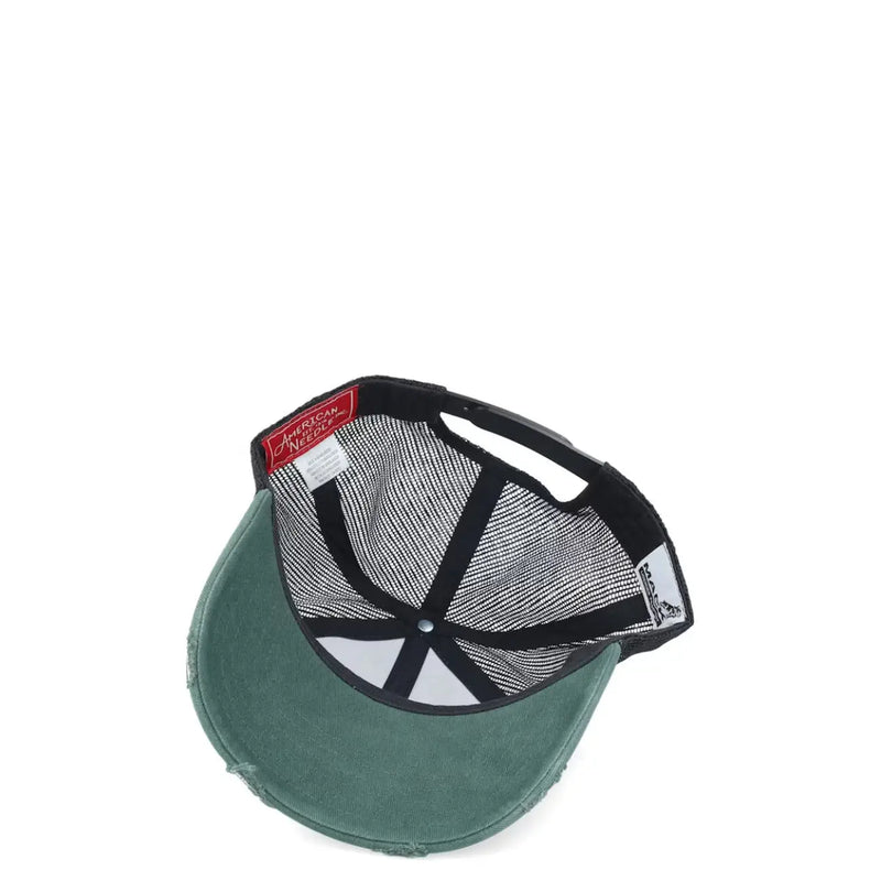 Casquette trucker homme American Needle en coton vert foncé vieilli, avec dos en maille noire et sangle ajustable.