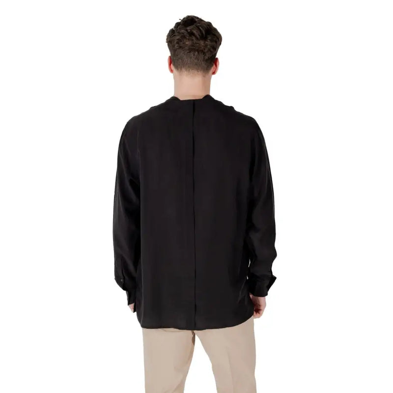 Men’s black linen lyocell long-sleeve shirt with mandarin collar and tan trousers