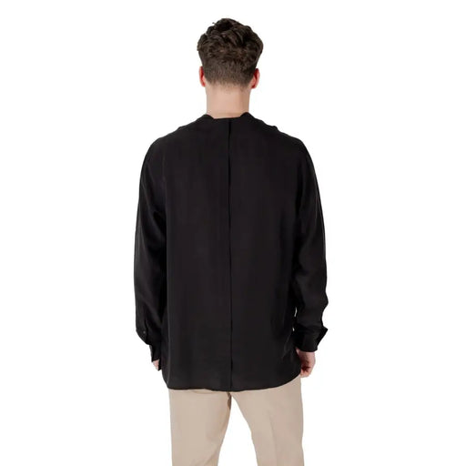 Men’s black linen lyocell long-sleeve shirt with mandarin collar and tan trousers