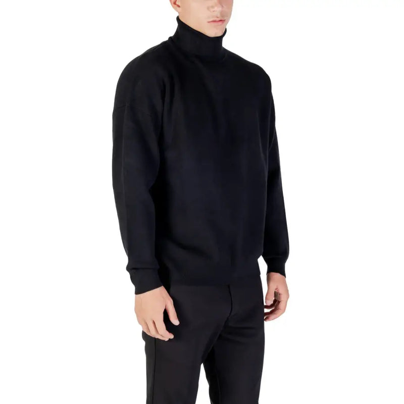 Black turtleneck sweater with ribbed cuffs and hem, made of soft wool