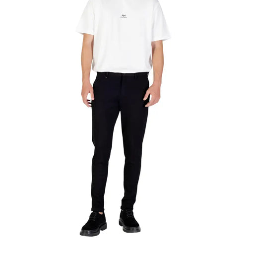 Men’s white short-sleeved T-shirt and black slim-fit trousers with chunky shoes