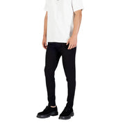 Men’s white short-sleeve crewneck T-shirt paired with black skinny jeans and black lace-up shoes
