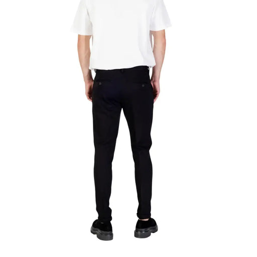 Men’s black skinny-fit trousers with a white t-shirt from Antony Morato Fall Winter collection