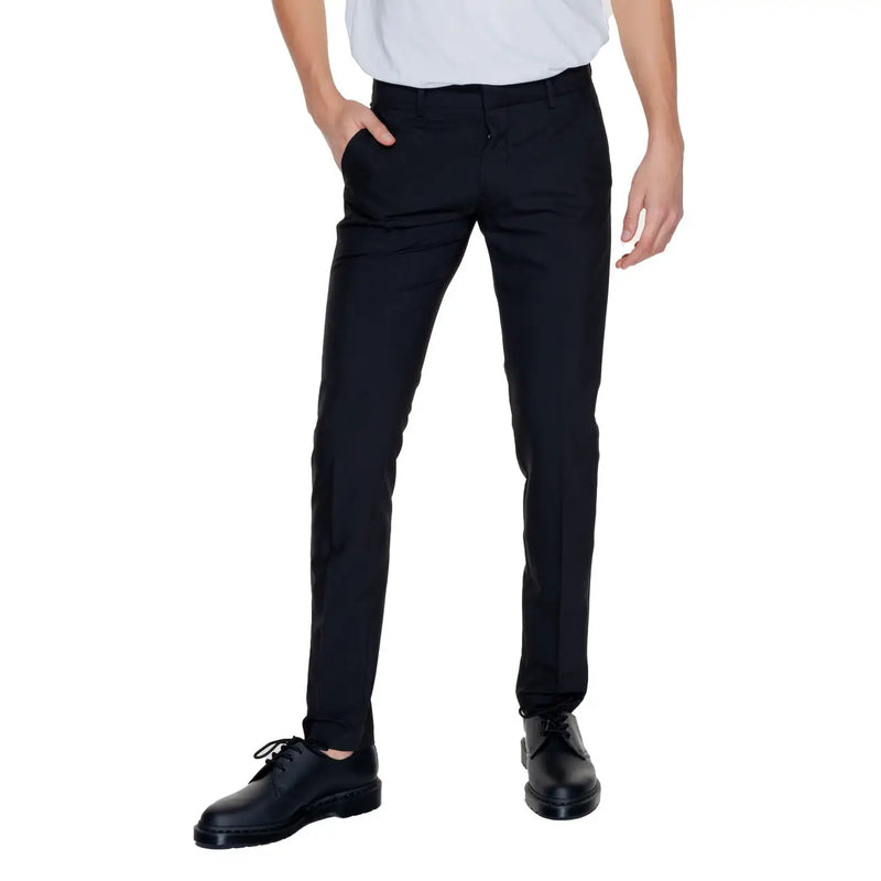 Antony Morato Pantalon noir slim fit pour homme, confectionné dans un tissu lisse en mélange de polyester.