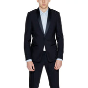 Antony Morato Veste blazer longue bleue à col à revers avec revers en satin noir, style smoking, portée sur une chemise bleu clair
