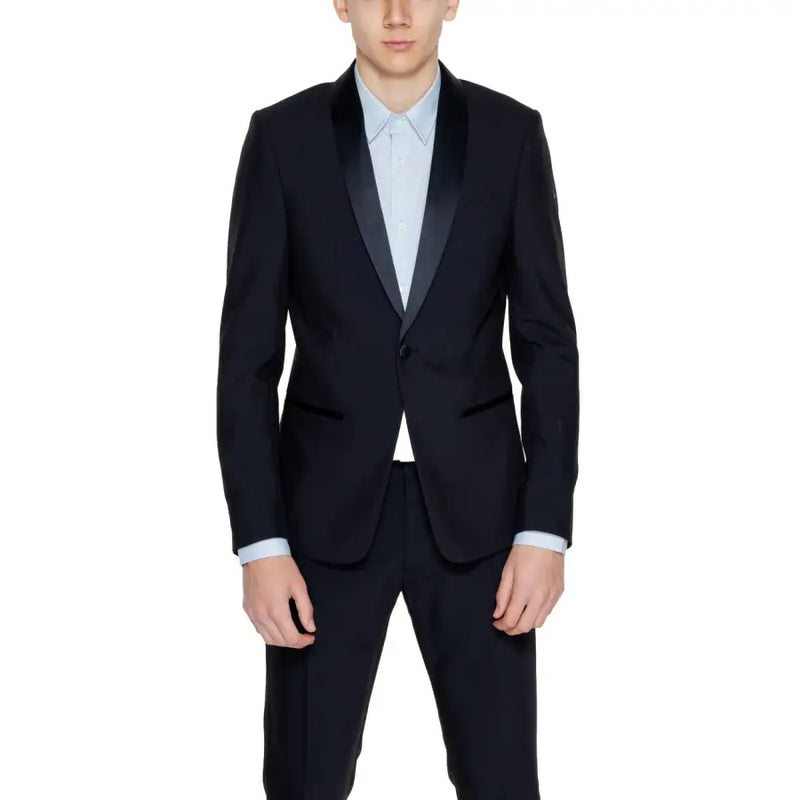 Antony Morato Veste blazer longue bleue à col à revers avec revers en satin noir, style smoking, portée sur une chemise bleu clair
