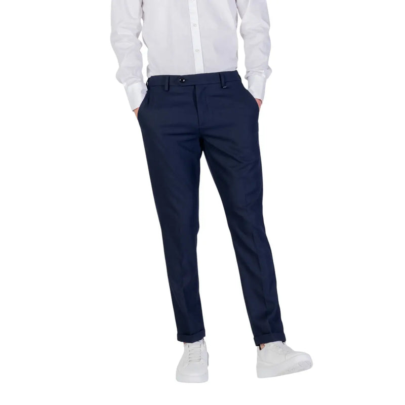 Pantalon bleu marine tailleur à la coupe moderne et élégante et aux plis subtils par antony morato fabriqué à partir d'un mélange de viscose