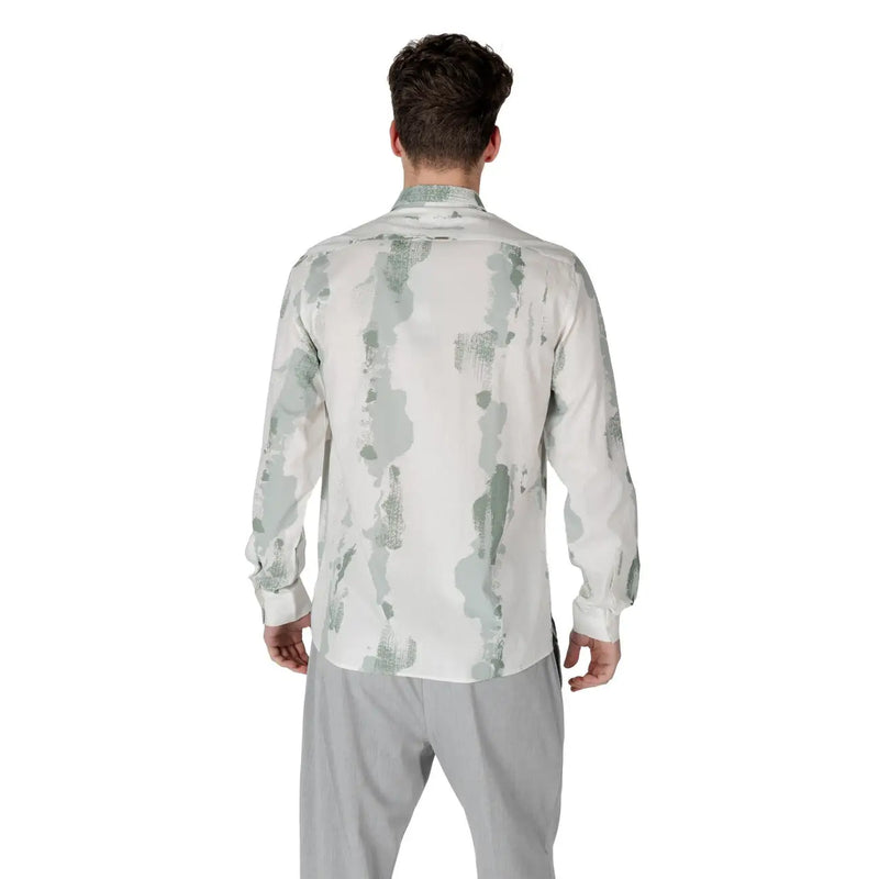 Un homme portant un antony morato Chemise homme en mélange de coton vert avec motif d'éclaboussures de peinture verte et grise