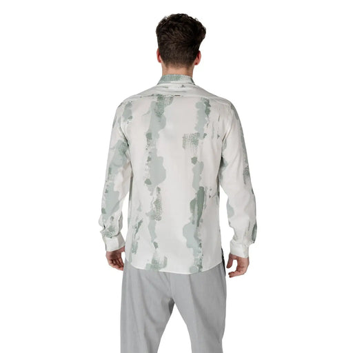 Un homme portant un antony morato Chemise homme en mélange de coton vert avec motif d'éclaboussures de peinture verte et grise