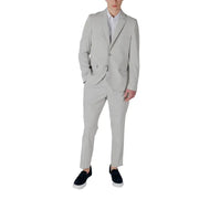 Costume gris clair ajusté avec veste à simple boutonnage et pantalon de chez Antony Morato collection en lin mélangé