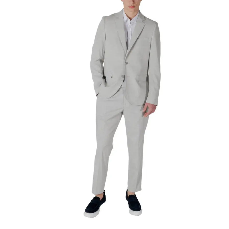 Costume gris clair ajusté avec veste à simple boutonnage et pantalon de chez Antony Morato collection en lin mélangé