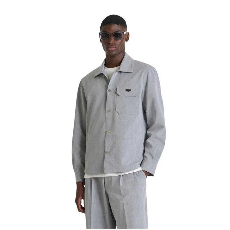 Antony Morato Chemise grise à manches longues pour homme, avec poche poitrine et logo noir discret sur le rabat de la poche.