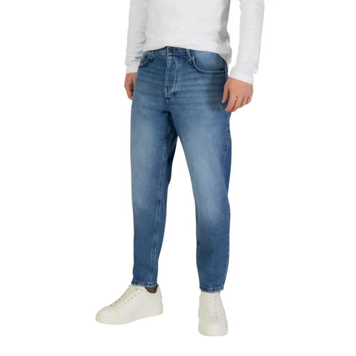Antony Morato Jean homme bleu Doris, coupe ample cheville, en coton, jambe droite, délavage délavé (vue de face)