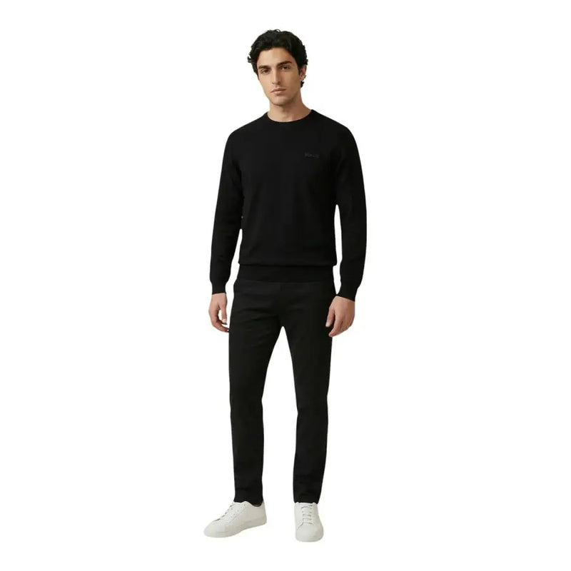 Antony Morato Pull noir à manches longues en coton pour homme, col rond, avec logo discret, à porter avec un pantalon noir et des baskets blanches.