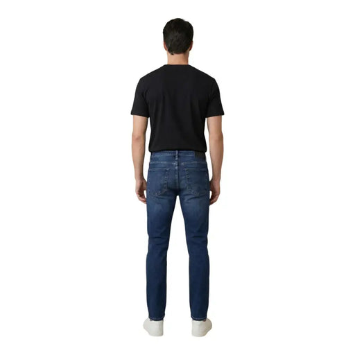 Antony morato Jean Ozzy pour homme, coupe fuselée, en coton bleu, vu de dos, avec un denim bleu foncé slim et des poches classiques.