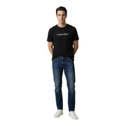 Noir Calvin Klein coton t-shirt avec un logo blanc associé à Antony Morato Jean Ozzy pour homme, coupe fuselée, en coton bleu