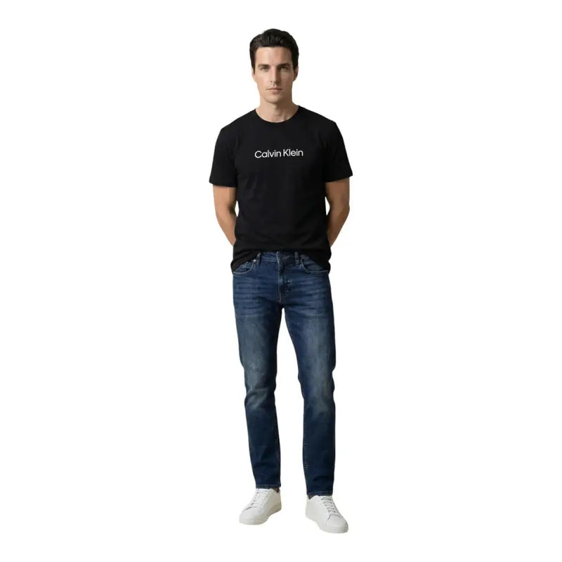 Noir Calvin Klein coton t-shirt avec un logo blanc associé à Antony Morato Jean Ozzy pour homme, coupe fuselée, en coton bleu