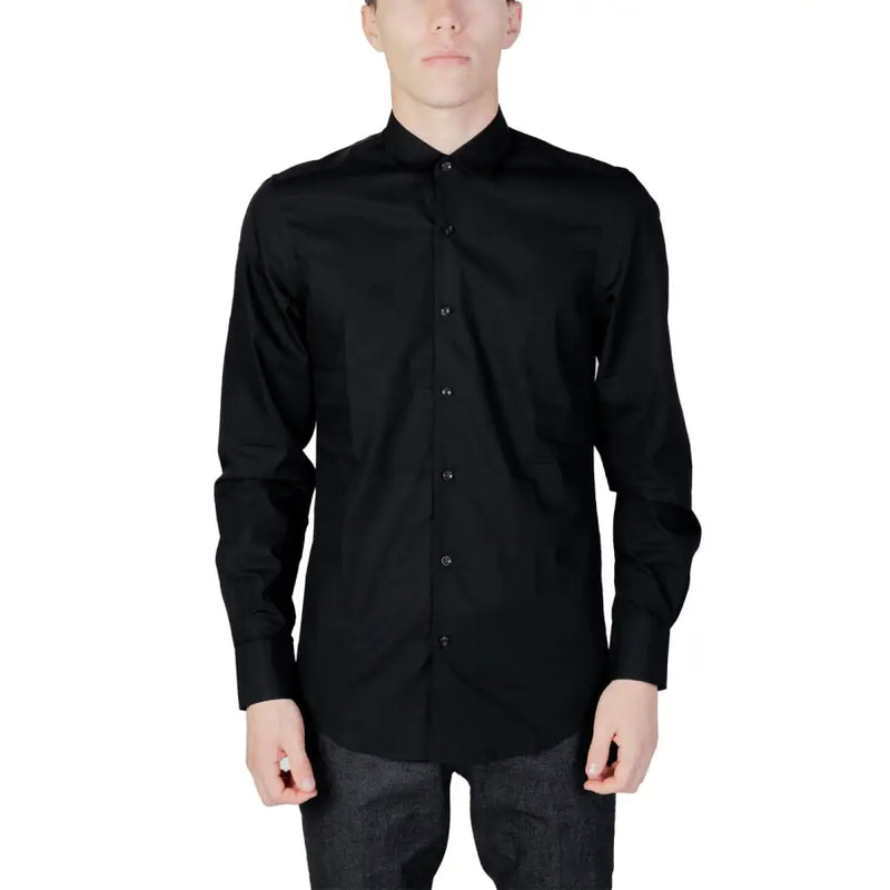 Antony Morato Chemise noire pour homme, manches longues, col montant et tissu légèrement texturé.