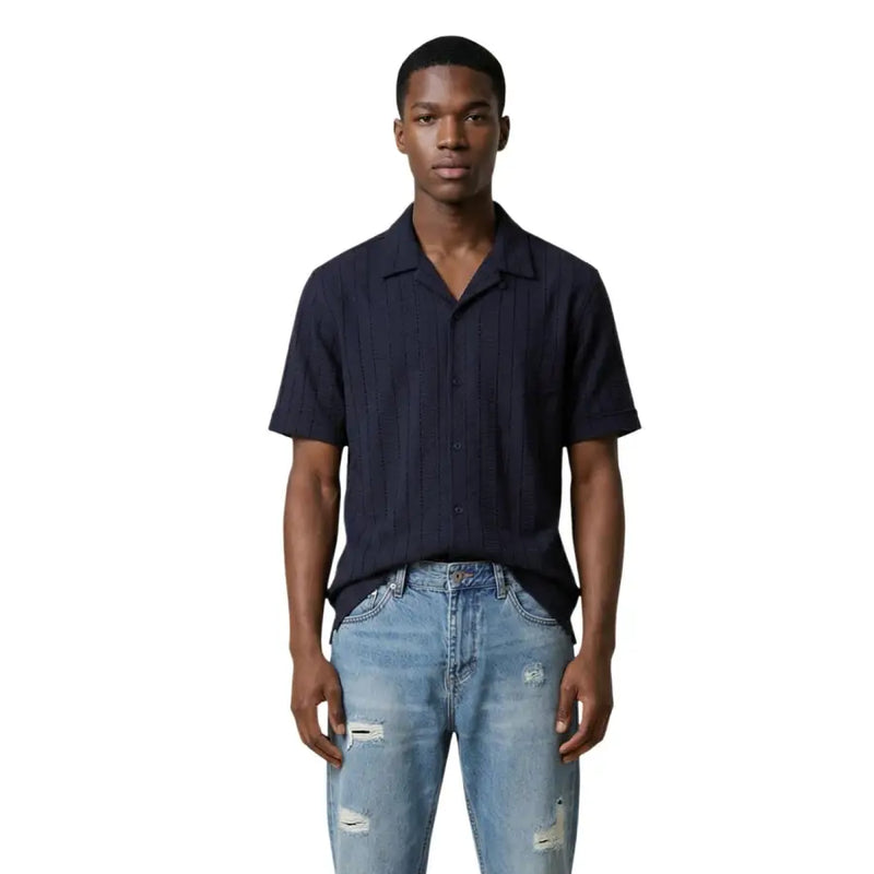 Antony Morato Chemise homme bleu marine foncé à manches courtes boutonnée, à texture côtelée verticale, idéale pour une tenue décontractée.
