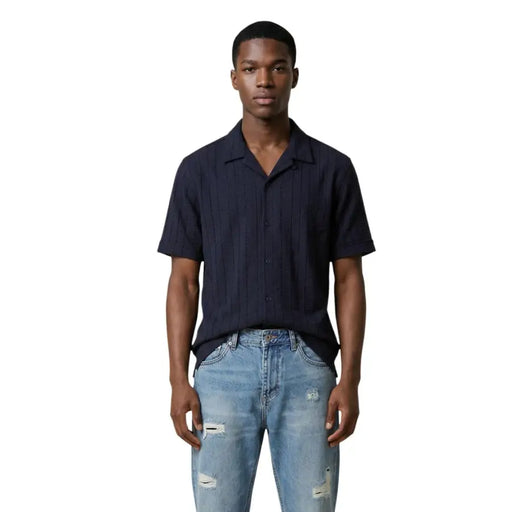 Antony Morato Chemise homme bleu marine foncé à manches courtes boutonnée, à texture côtelée verticale, idéale pour une tenue décontractée.