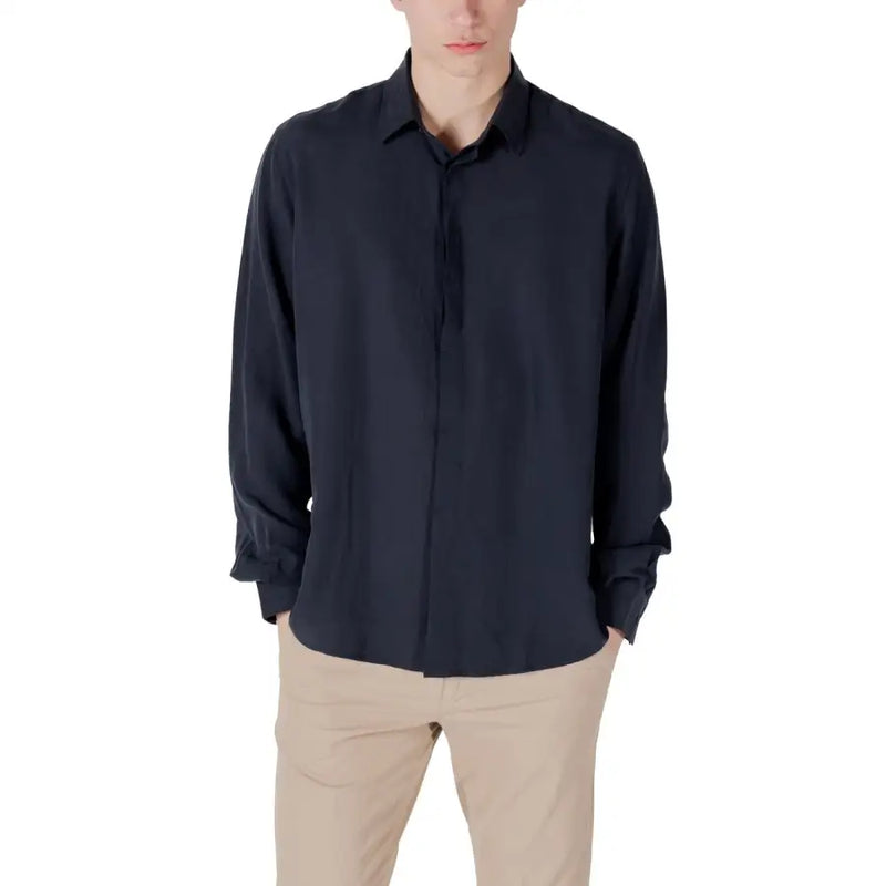 Antony Morato Chemise pour homme présentant une élégante coupe bleu marine foncé à manches longues boutonnée, avec un col classique et des poignets roulés.